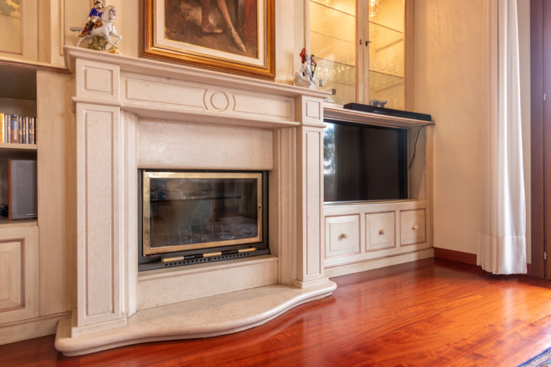 Proponiamo in vendita un luminoso appartamento dalle generosi dimensioni del tranquillo quartiere...