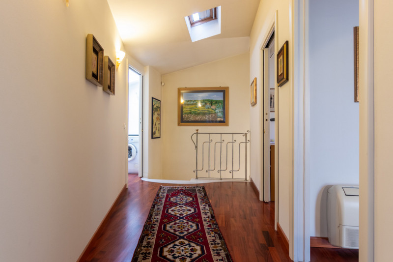 Proponiamo in vendita un luminoso appartamento dalle generosi dimensioni del tranquillo quartiere...