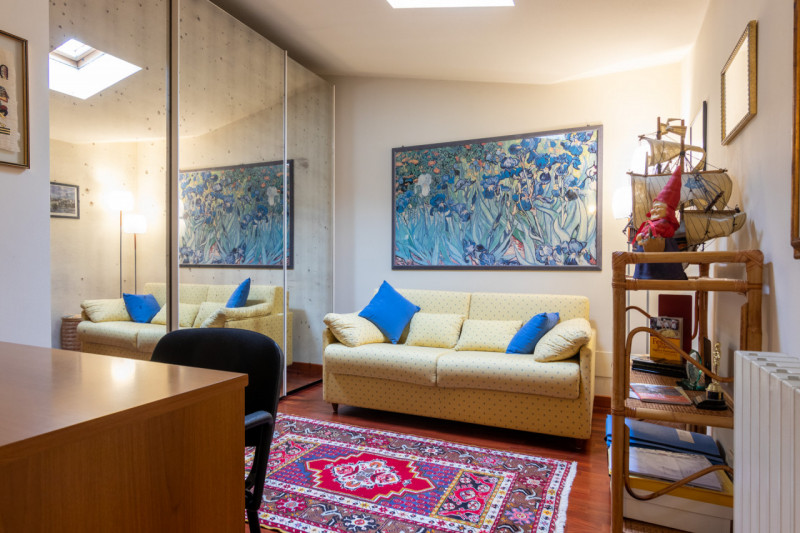 Proponiamo in vendita un luminoso appartamento dalle generosi dimensioni del tranquillo quartiere...