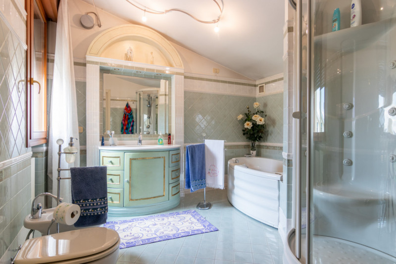 Proponiamo in vendita un luminoso appartamento dalle generosi dimensioni del tranquillo quartiere...