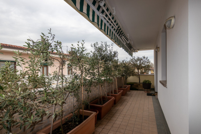 Proponiamo in vendita un luminoso appartamento dalle generosi dimensioni del tranquillo quartiere...