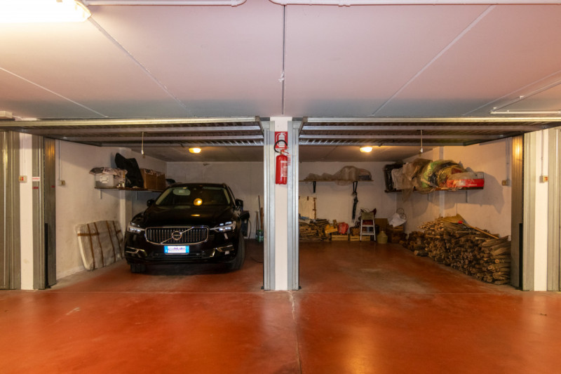 Proponiamo in vendita un luminoso appartamento dalle generosi dimensioni del tranquillo quartiere...