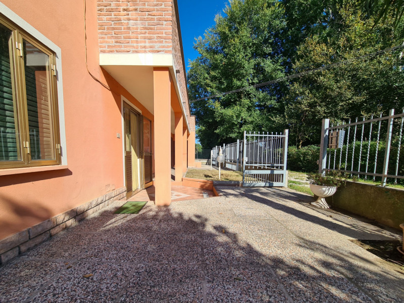 Proponiamo in vendita nel comune di Borgo Veneto, località di Megliadino San Fidenzio, bifamiliar...