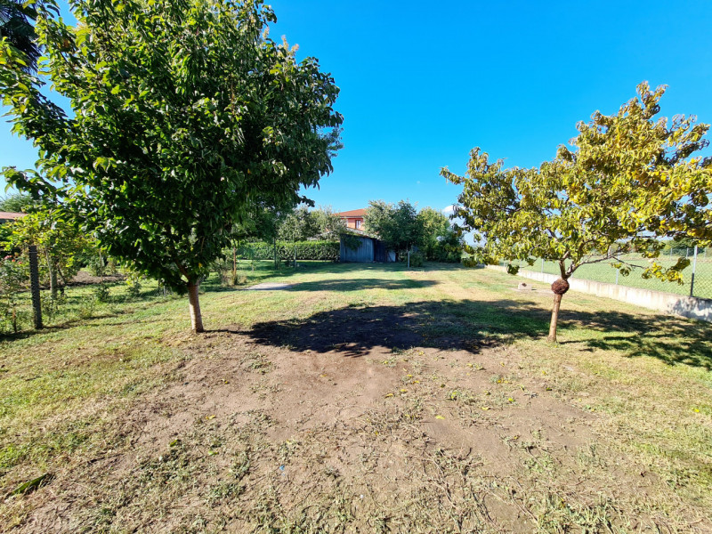 Proponiamo in vendita nel comune di Borgo Veneto, località di Megliadino San Fidenzio, bifamiliar...