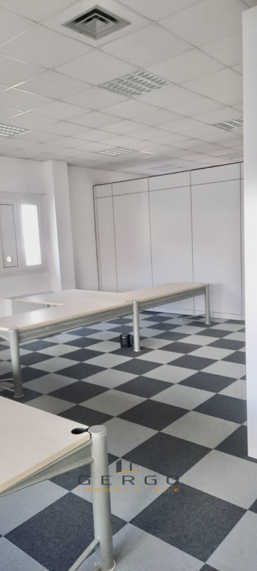 (Per INFO 3316190143) A Vedelago, in zona industriale, proponiamo in vendita un ufficio di circa ...