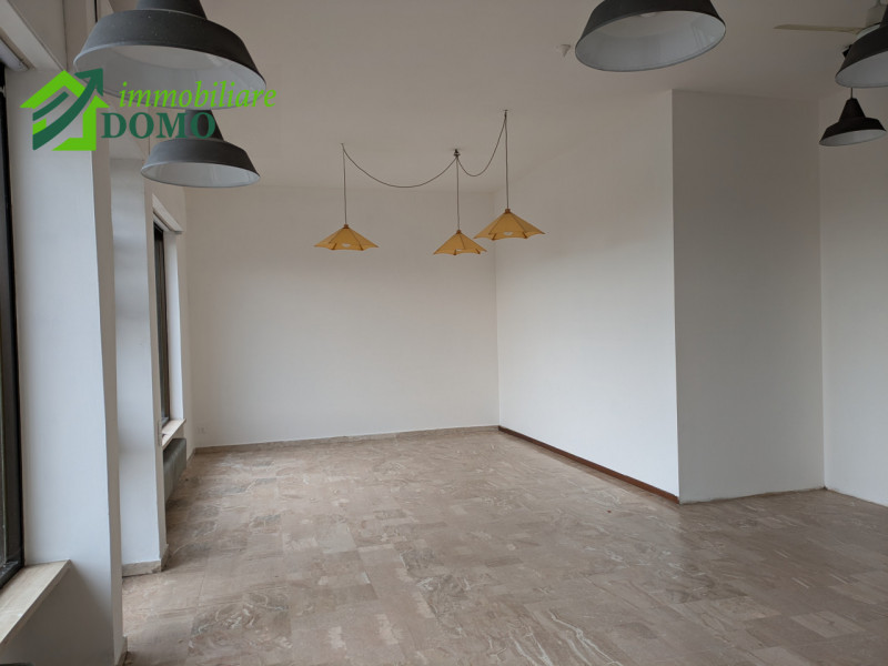 THIENE - viale Europa 113 INFO TEL. 351.3901332
Negozio vetrinato di 118 mq in zona di forte pass...