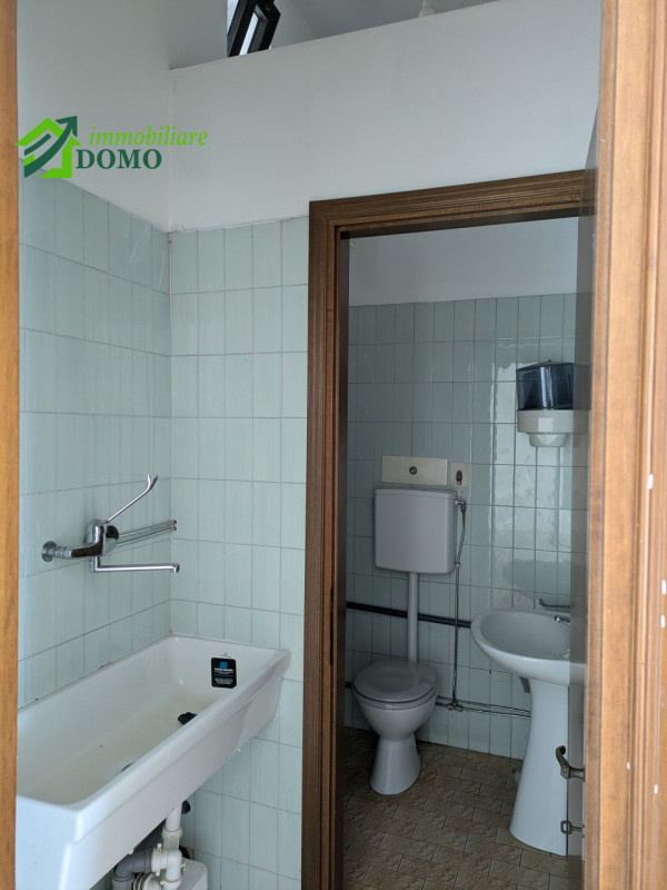 THIENE - viale Europa 113 INFO TEL. 351.3901332
Negozio vetrinato di 118 mq in zona di forte pass...