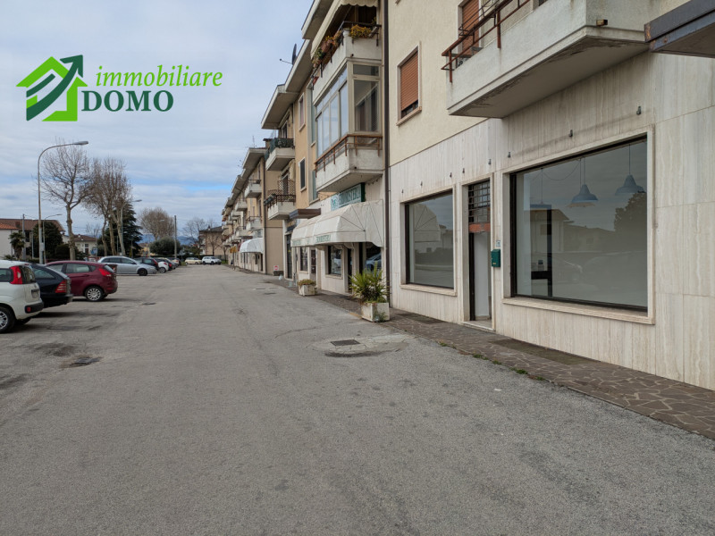 THIENE - viale Europa 113 INFO TEL. 351.3901332
Negozio vetrinato di 118 mq in zona di forte pass...