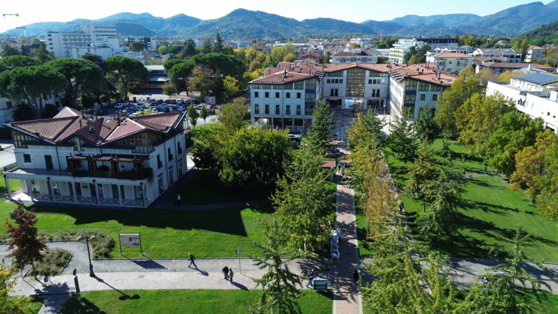 Attico esclusivo situato in una delle zone più prestigiose di Abano Terme, con una vista spettaco...