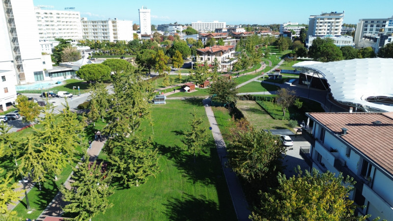 Attico esclusivo situato in una delle zone più prestigiose di Abano Terme, con una vista spettaco...