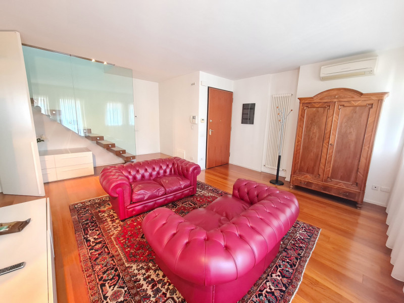 Attico esclusivo situato in una delle zone più prestigiose di Abano Terme, con una vista spettaco...