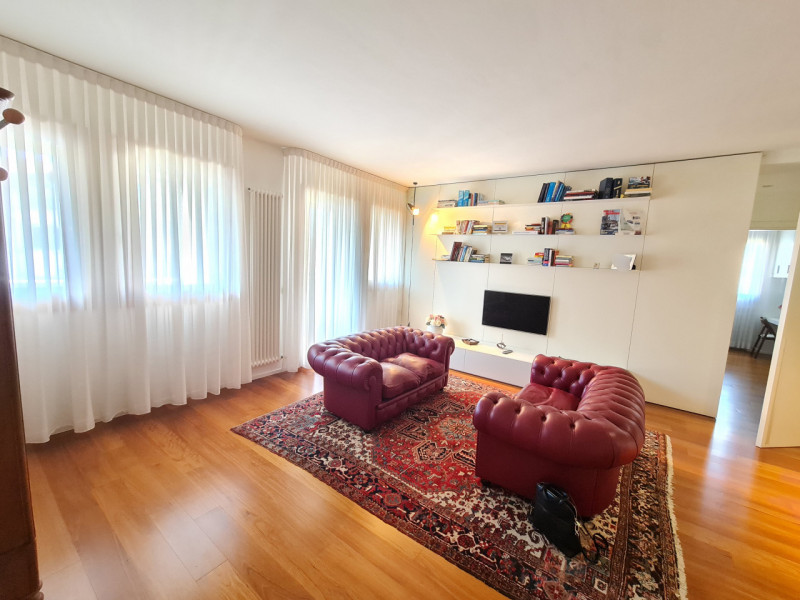 Attico esclusivo situato in una delle zone più prestigiose di Abano Terme, con una vista spettaco...