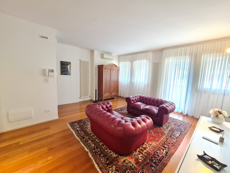 Attico esclusivo situato in una delle zone più prestigiose di Abano Terme, con una vista spettaco...