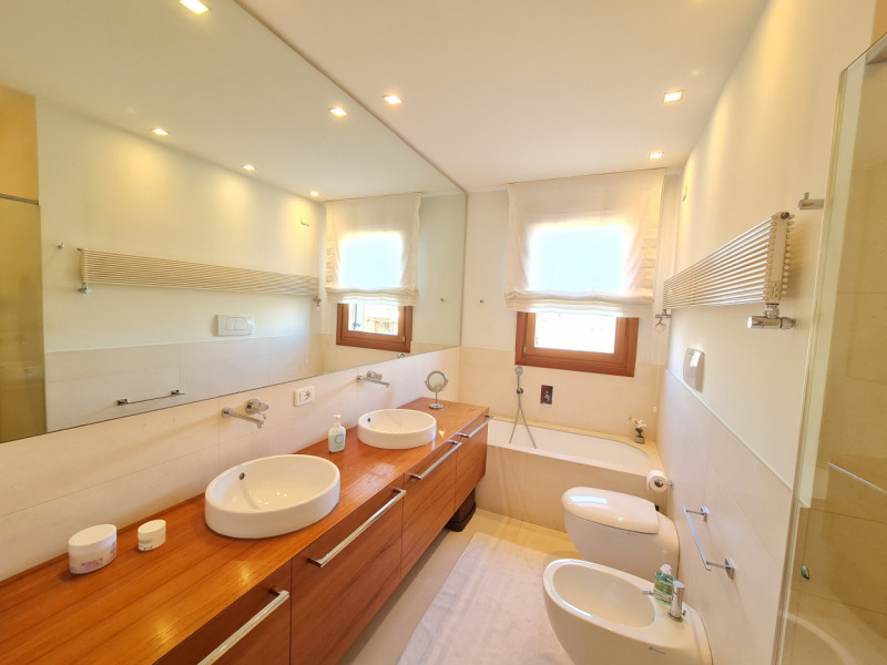 Attico esclusivo situato in una delle zone più prestigiose di Abano Terme, con una vista spettaco...