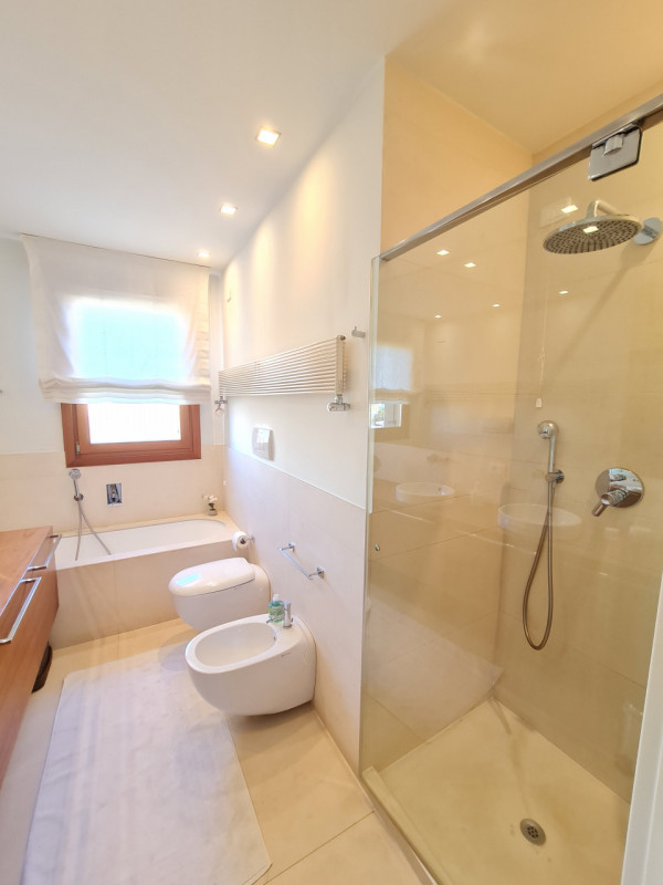 Attico esclusivo situato in una delle zone più prestigiose di Abano Terme, con una vista spettaco...