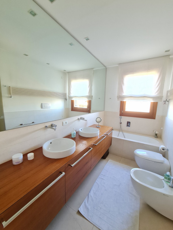 Attico esclusivo situato in una delle zone più prestigiose di Abano Terme, con una vista spettaco...