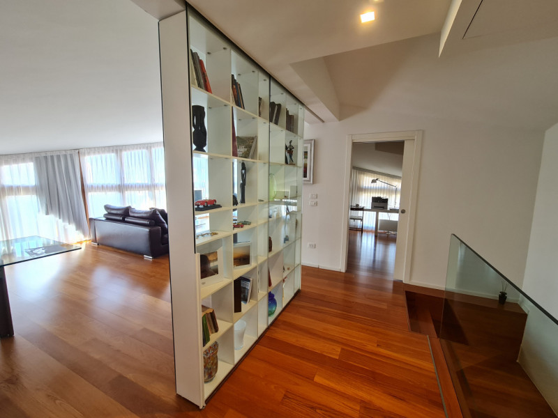 Attico esclusivo situato in una delle zone più prestigiose di Abano Terme, con una vista spettaco...