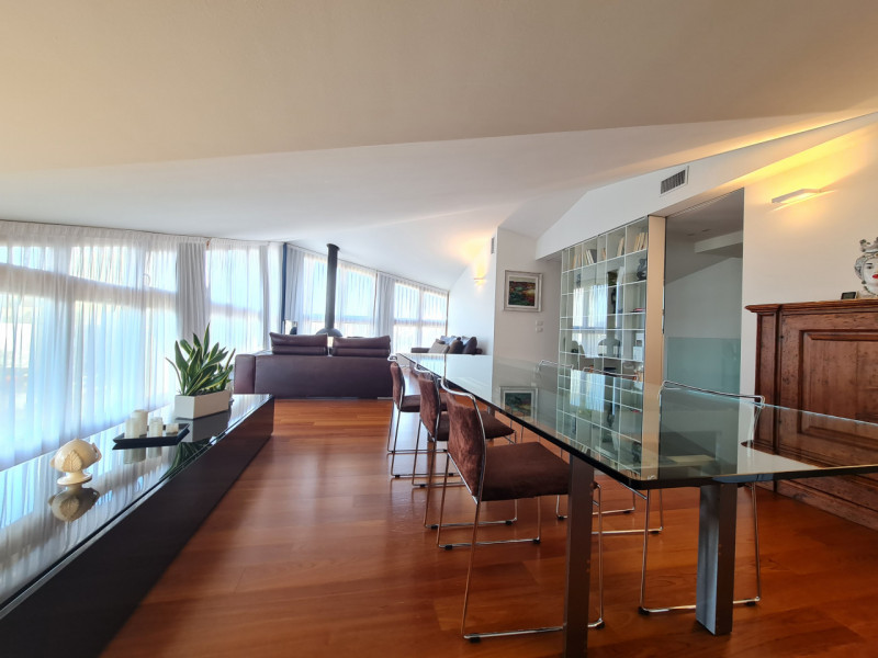 Attico esclusivo situato in una delle zone più prestigiose di Abano Terme, con una vista spettaco...