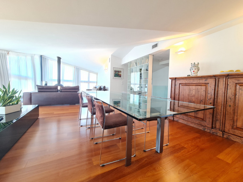 Attico esclusivo situato in una delle zone più prestigiose di Abano Terme, con una vista spettaco...