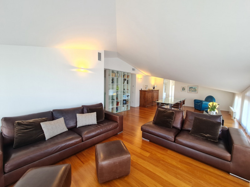 Attico esclusivo situato in una delle zone più prestigiose di Abano Terme, con una vista spettaco...