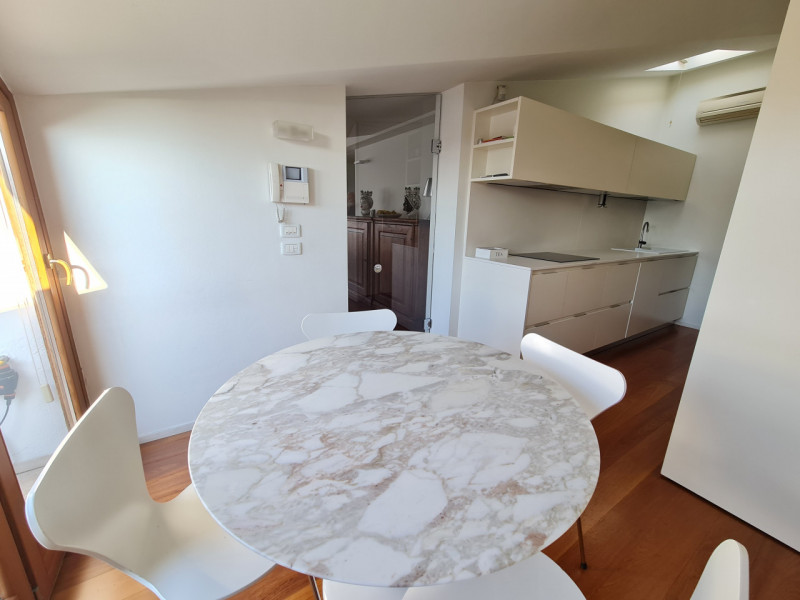 Attico esclusivo situato in una delle zone più prestigiose di Abano Terme, con una vista spettaco...