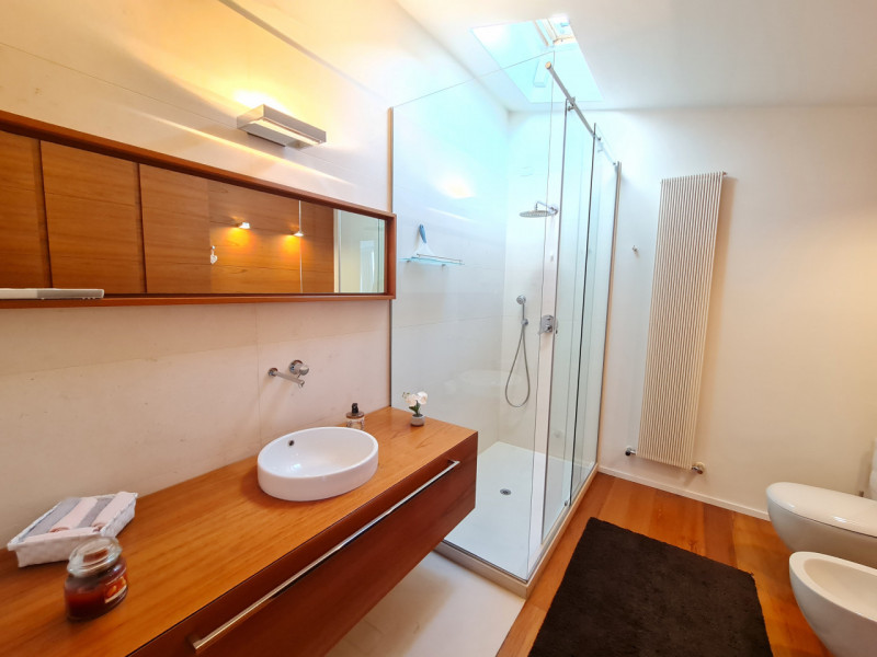 Attico esclusivo situato in una delle zone più prestigiose di Abano Terme, con una vista spettaco...