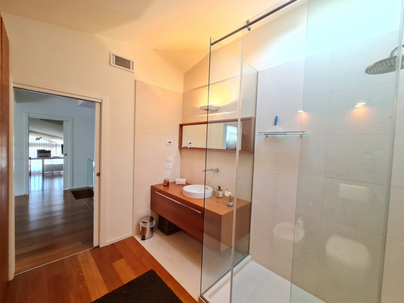 Attico esclusivo situato in una delle zone più prestigiose di Abano Terme, con una vista spettaco...