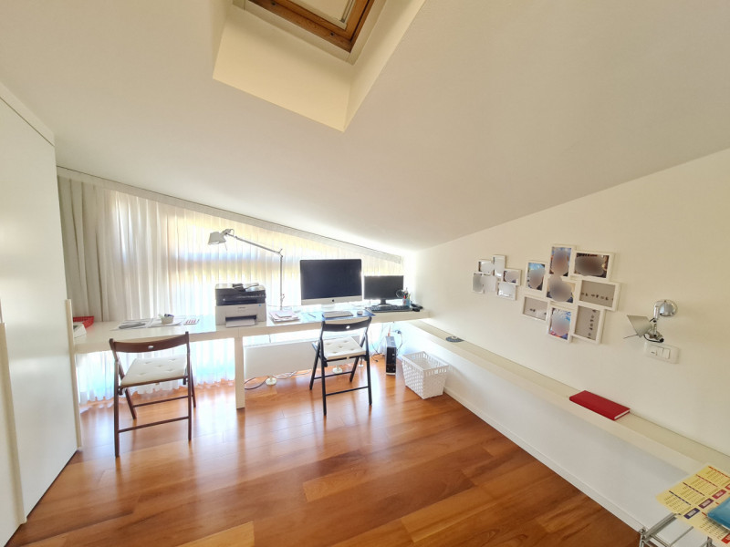 Attico esclusivo situato in una delle zone più prestigiose di Abano Terme, con una vista spettaco...