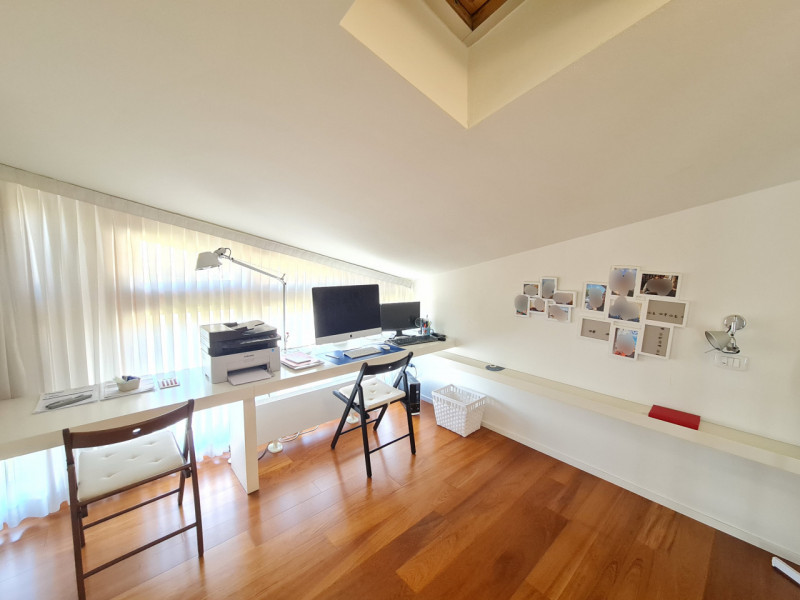 Attico esclusivo situato in una delle zone più prestigiose di Abano Terme, con una vista spettaco...