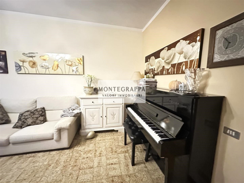 Proponiamo in vendita un ampio appartamento situato al secondo e ultimo piano, ideale per chi cer...