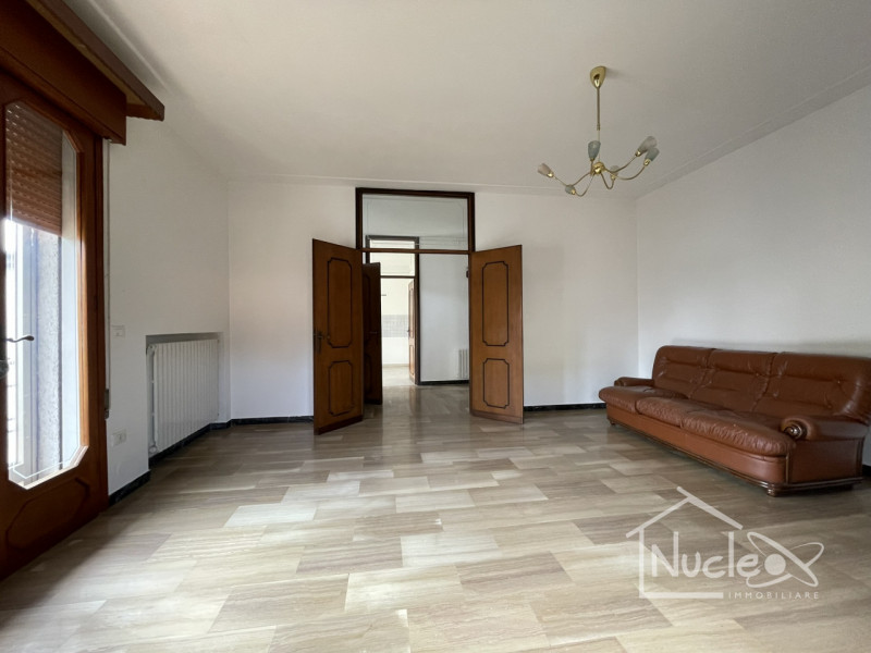 Due Carrare, in quartiere residenziale tranquillo vicino a Battaglia Terme e comodo al casello di...