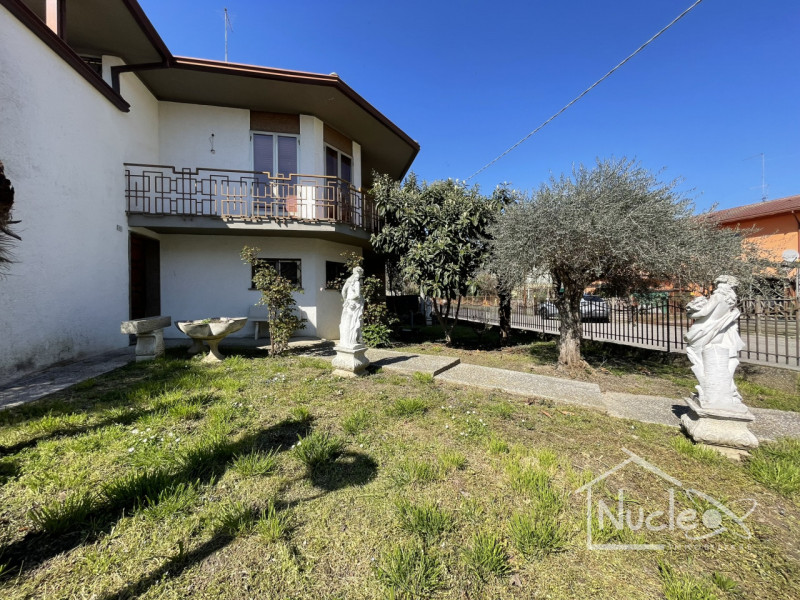 Due Carrare, in quartiere residenziale tranquillo vicino a Battaglia Terme e comodo al casello di...