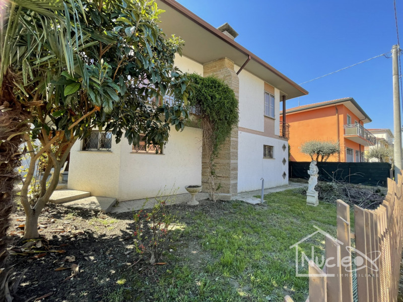 Due Carrare, in quartiere residenziale tranquillo vicino a Battaglia Terme e comodo al casello di...