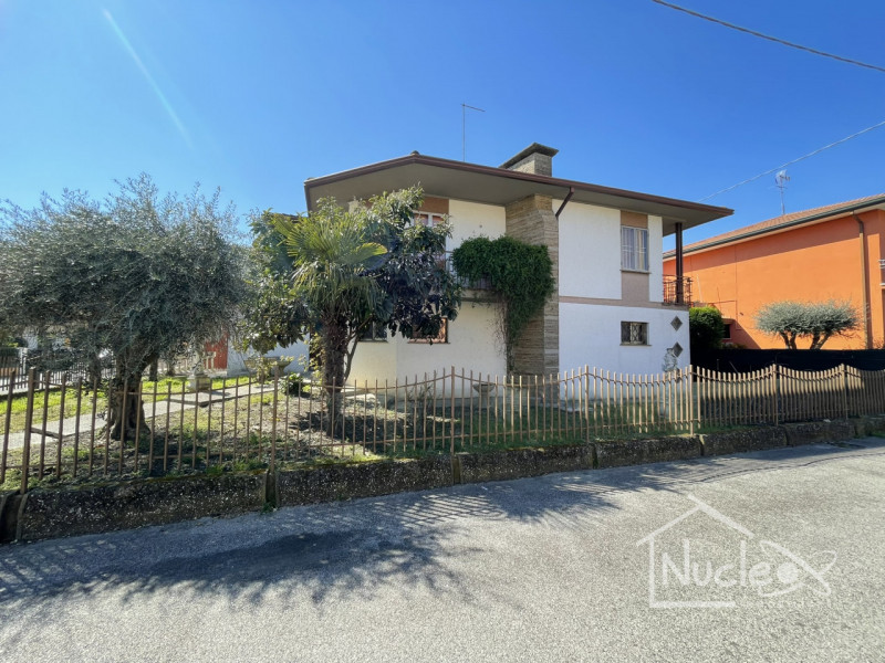 Due Carrare, in quartiere residenziale tranquillo vicino a Battaglia Terme e comodo al casello di...