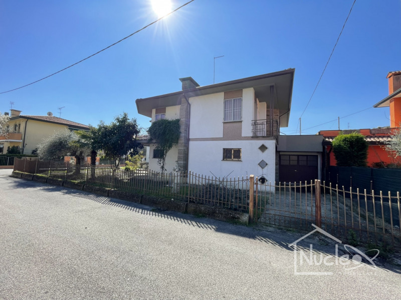 Due Carrare, in quartiere residenziale tranquillo vicino a Battaglia Terme e comodo al casello di...