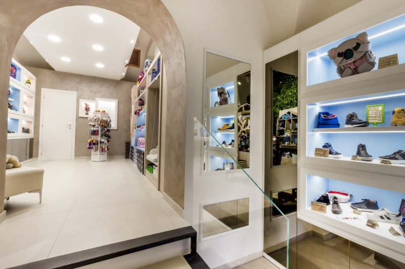 MESTRINO-  In zona di  passaggio,  proponiamo LUMONOSO  NEGOZIO vetrinato  di 70 mq, caratterizza...