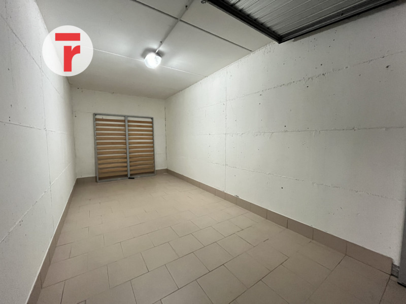 Rubano, zona Sarmeola:

Proponiamo in vendita in stabile recente e ben tenuto un comodo garage si...