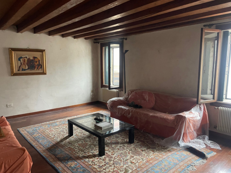 In centro storico, in palazzina di pregio di sole due unità, proponiamo appartamento al secondo e...