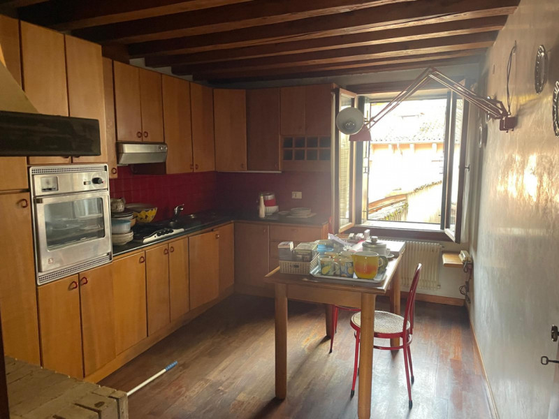 In centro storico, in palazzina di pregio di sole due unità, proponiamo appartamento al secondo e...