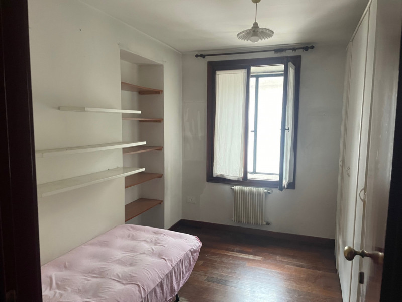 In centro storico, in palazzina di pregio di sole due unità, proponiamo appartamento al secondo e...