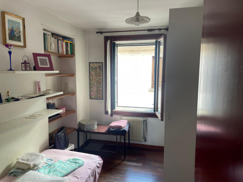 In centro storico, in palazzina di pregio di sole due unità, proponiamo appartamento al secondo e...