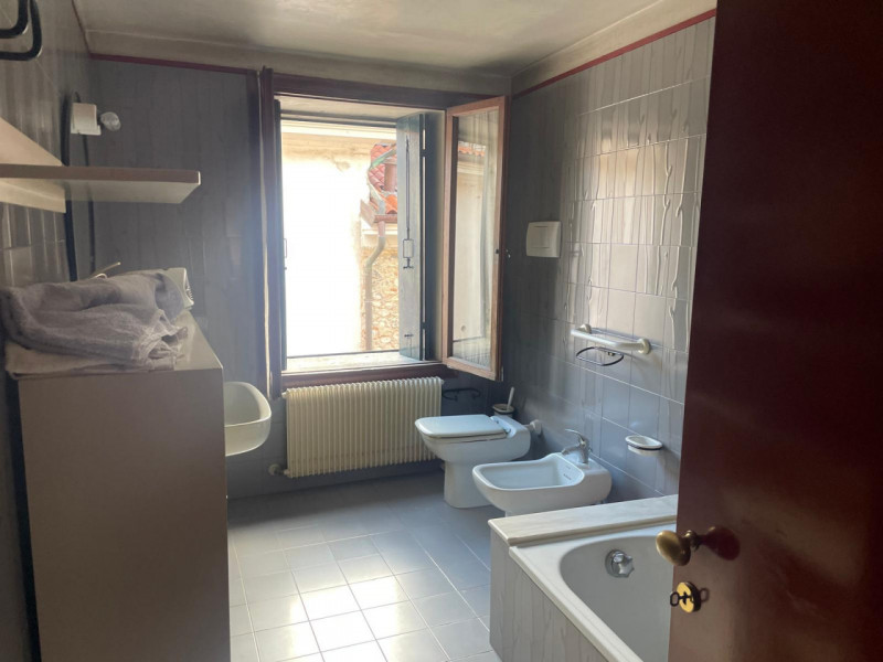 In centro storico, in palazzina di pregio di sole due unità, proponiamo appartamento al secondo e...