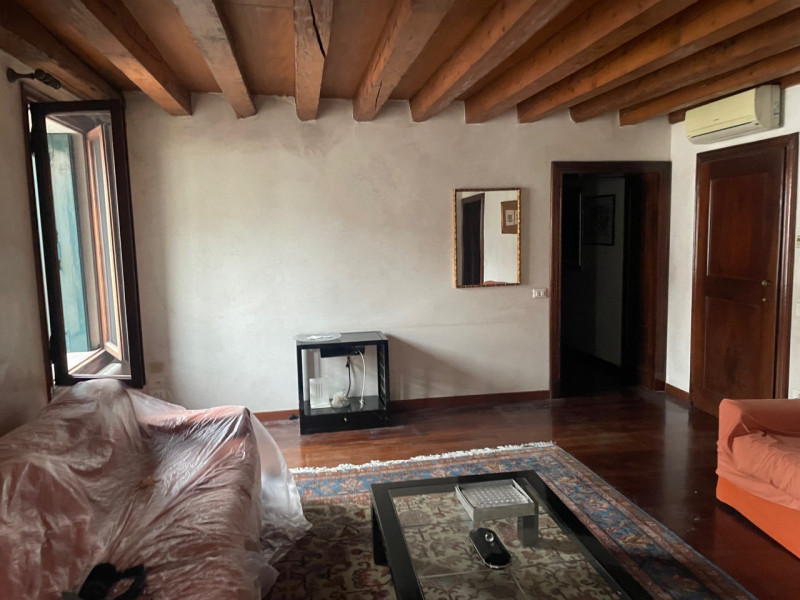 In centro storico, in palazzina di pregio di sole due unità, proponiamo appartamento al secondo e...