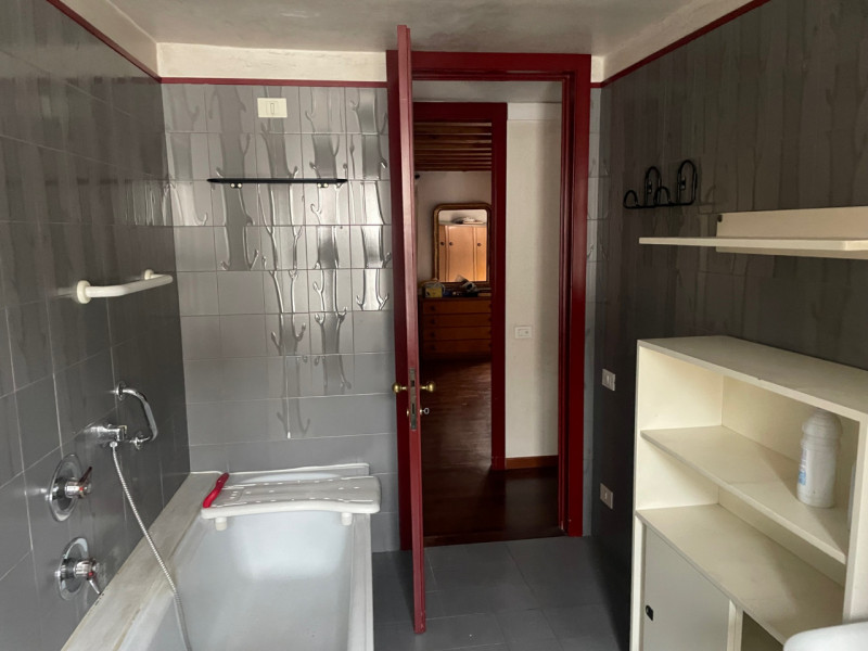 In centro storico, in palazzina di pregio di sole due unità, proponiamo appartamento al secondo e...