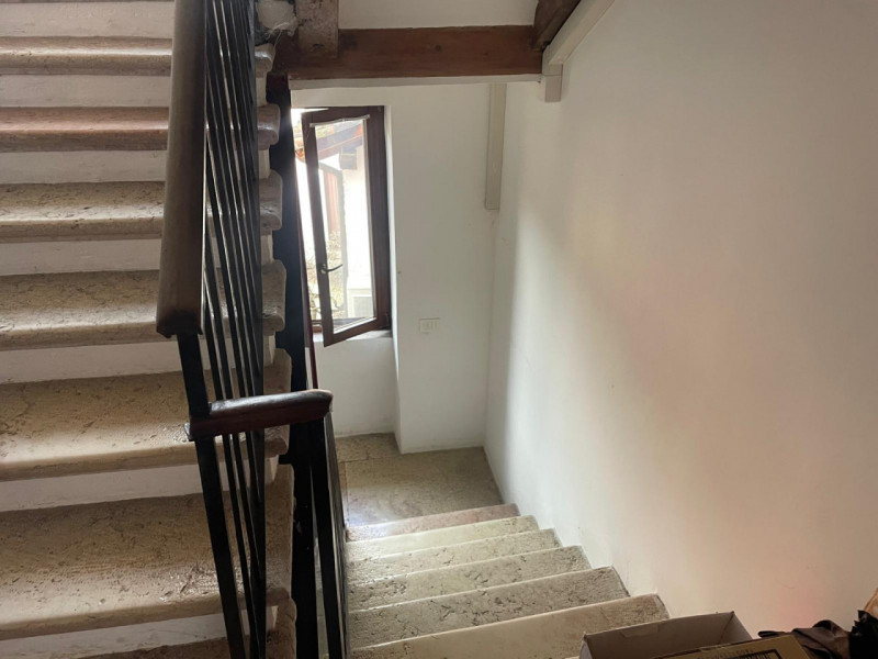 In centro storico, in palazzina di pregio di sole due unità, proponiamo appartamento al secondo e...