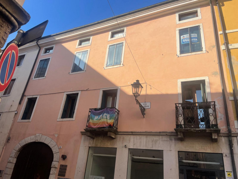 In centro storico, in palazzina di pregio di sole due unità, proponiamo appartamento al secondo e...