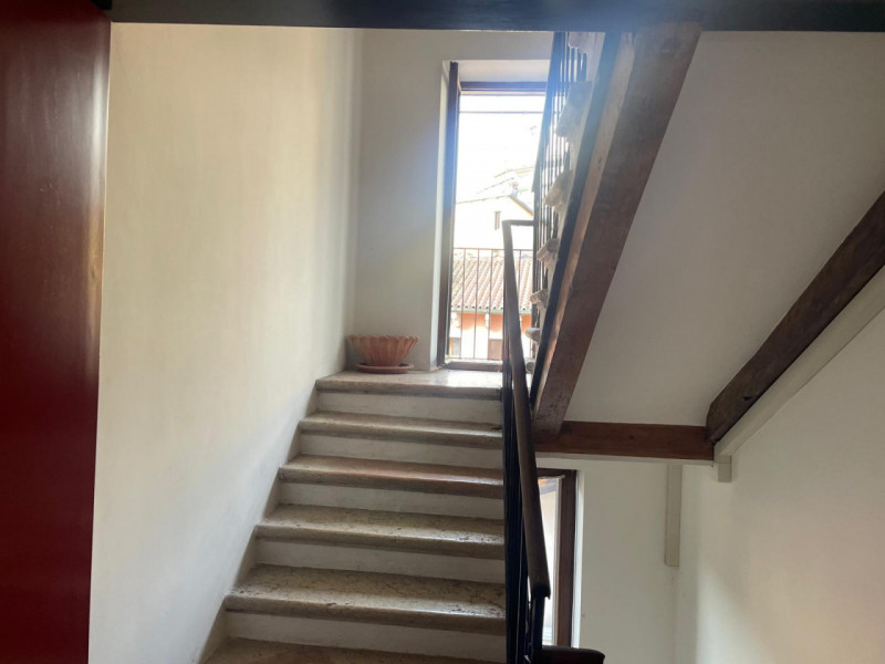 In centro storico, in palazzina di pregio di sole due unità, proponiamo appartamento al secondo e...