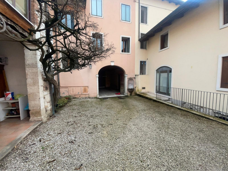In centro storico, in palazzina di pregio di sole due unità, proponiamo appartamento al secondo e...