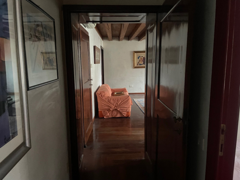 In centro storico, in palazzina di pregio di sole due unità, proponiamo appartamento al secondo e...