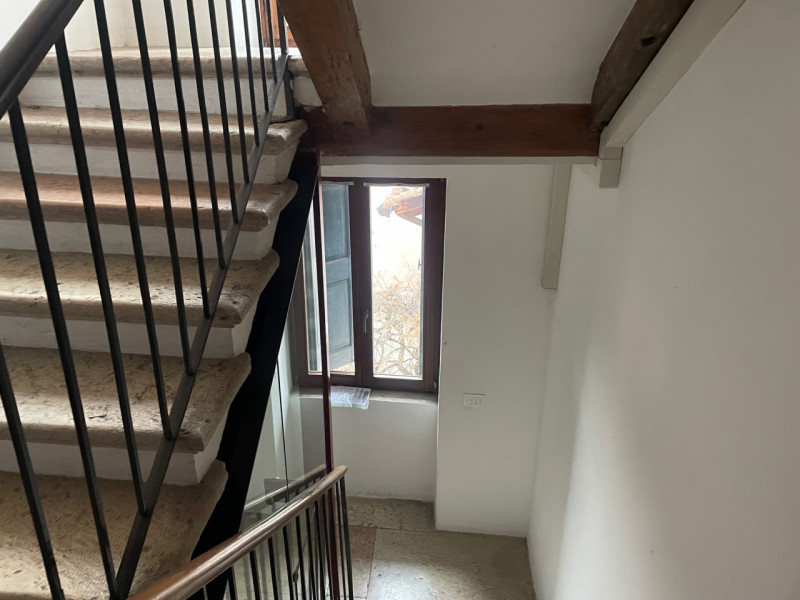 In centro storico, in palazzina di pregio di sole due unità, proponiamo appartamento al secondo e...